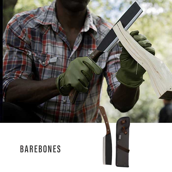 ジャパニーズ ナタハチェット Barebones ベアボーンズ ジャパニーズ ナタハチェット は5mmの厚みのあるブレードで、ナタのような使い方や薪を割ったりハチェットのような使い方もできるナタハチェットです。 専用のシースも付属しており、ベルトループに取付で持ち運びすることができます。様々な使い方ができるので、キャンプには最適な1本です。 ※ナイフ、ツール等を所持携行している時、まれに警察官の職務質問により銃刀法、軽犯罪法により違反を指摘されることがありますので、やむを得ず所持携行する際にはご注意ください。 ■SPEC ・サイズ：ブレード：約40cm（厚み5mm） ・素材：4CR14メタル、木製（ウォルナット） -Barebones Living- ベアボーンズ社はアウトドアでの生活の質を向上させるというシンプルな理念のもとに設立されました。自由なインスピレーション、創造性、高い質のアウトドア体験の実現をサポートするデザインによって完成された実用的で創造性のある製品を開発している。 ※メーカー希望小売価格はメーカーカタログに基づいて掲載しています。