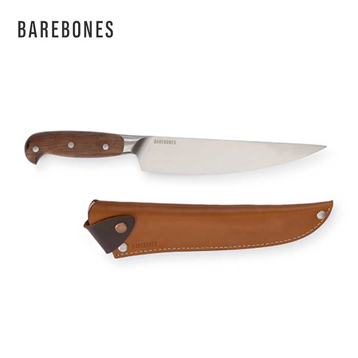 アドベンチャーシェフナイフ Barebones ベアボーンズ アドベンチャーシェフナイフはシンプルでシャープ、そして正確で過酷なアウトドアにふさわしい料理用ナイフです。 切る、さいの目切り、スライス、チョッピングに最適なアドベンチャーシェフナイフは、キャンプやアウトドアでの調理に欠かせないナイフです。クラシックな曲線と先細りのヨーロッパ製ブレードは、あなたの調理ツールキットの中で最も何でもこなす、働き者のナイフのひとつとなるでしょう。グリルで焼く肉の塊、ピクニックランチのためのフルーツのスライス、ダッチオーブン料理に混ぜる香りの良いハーブのみじん切りなど。 Aus 8ステンレス鋼で作られた8インチのブレードは、研ぎ直しやメンテナンスが簡単で、エッジを長く保ち、チップや腐食に耐性があります。フルタングデザインは、コントロールと多用途性を可能にし、厚い背は万能カッティングニーズに理想的です。ピンチグリップやハンマーで簡単に使用できます。耐久性のあるコンポジットローズウッドハンドルは、快適なグリップで美しい美しさを提供します。付属のフルグレインカウレザーシースは、ブレードを鈍化から保護しながら、実使用に耐える仕様です。 ・カット、ダイシング、スライス、チョッピングに最適 ・メンテナンスと再研磨が容易 ・8インチフルタングAUS8ステンレススチールブレード ・人間工学に基づいた4インチのローズウッドハンドル ・優れた操作性と万能性 ・屋内・屋外兼用 ・スチール製ベルトクリップ付きフルグレインカウレザーシース付属 ■SPEC ・サイズ（シース込み）：33cm×6.3cm×3.8cm ・本体サイズ：31.1cm×3.8cm×1.9cm ・シースサイズ：25.4cm×6.3cm×3.8cm ・重量（シース込み）：272g ・本体重量：181g ・シース重量：90.7g ・ブレード素材：Aus8スチール ・ハンドル素材：ローズウッド複合材 ・シース素材：フルグレインカウレザー ・セット内容：ナイフ本体、シース -Barebones Living- ベアボーンズ社はアウトドアでの生活の質を向上させるというシンプルな理念のもとに設立されました。自由なインスピレーション、創造性、高い質のアウトドア体験の実現をサポートするデザインによって完成された実用的で創造性のある製品を開発している。 ※メーカー希望小売価格はメーカーカタログに基づいて掲載しています。