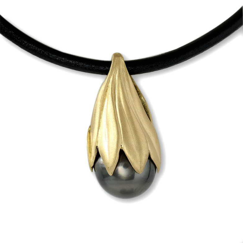 ハワイアンジュエリー ネックレス タヒチアンパール 18金 タヒチアンジュエリー(ネヘネヘ) K18GOLD マイレペンダント 本革チョーカー ネックレス アク...