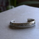 【Half Edge Bangle】 シルバー925製 &#9726;&#65039;エッジの効いた異なる2面 光沢のある鏡面と手彫りのアート面 キリッとしと雰囲気のなかに 繊細なスクロール柄が際立つ &#9726;&#65039;贅沢で彫刻的 - アートバングル 身につけただけでガラリと雰囲気を変える 気品ある大人のバングル &#9726;&#65039;手彫りのハワイアンジュエリー ひとつひとつ丁寧に、手彫りをしています 描かれているのは幸せを願うスクロール模様 ラグジュアリーで重厚な存在感を放ちます 約47gの重厚感 あなたにはワンランク上のハワイアンジュエリーを ○材質：silver925 ○サイズ：最大幅13.5mm /重さ47.3g内径 約60mmx45mm 開口部 約34mm ※掲載中の商品は多店舗で在庫共有をしておりますため、タイミングにより完売となってしまう可能性もございます。あらかじめご了承ください。＊ご使用のモニタの機種または設定等により、実際の色と異なる場合がございますご了承ください。 ○初期不良に関しての返品・交換○ 商品の品質について万全を期しておりますが、万一商品が破損・汚損していた場合やご注文と異なる場合は、お届け後7日間以内にご連絡をください。お客様から返送いただいた商品を確認後、交換商品の発送準備が整い次第、商品発送日のご連絡をいたします。※上記以外の理由での返品・交換はこちら ◆刻印した商品、オーダーメード商品、ピアス、チェーン等の交換・返品はお断りいたします。 ●必ずご確認ください！●ご購入後【楽天市場】より自動配信されるメールにはオプション加算額分が含まれていません。後ほど【アロハマナ】よりオプション加算後の合計金額が記載されたメールをお送りいたしますので、必ずご確認をお願いいたします。※銀行振込、コンビニ、郵便局ATM等（前払）をご選択のお客様は、ご確認後お手続きをお願いいたします。