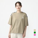 ◇シェブロン＆スターロゴのテープを肩に配したTシャツ。吸汗速乾素材を採用。左胸にクラシックなアーチ状のロゴデザインが配置されており、脇のスナップボタンがデザインのアクセントとなっています。■カラー(メーカー表記)：サンド(0：BEIGE)ペールグリーン(1：LIGHT GREEN)ペールピンク(2：PALE RED)■素材：ポリエステル100％■生産国：中国■2024 Spring＆Summer モデルアルペン alpen スポーツデポ SPORTSDEPO トレーニング トレーニングウェア ジャージ レディースシャツ con_24ss_ladys