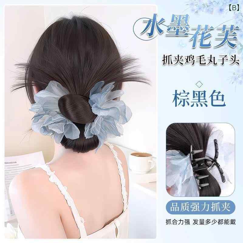 ヘルスケアアルファ楽天市場店のヘアクリップ 丸お団子 ふわふわ ボリュームアップ レトロ インク花柄 フェザー飾り 低めアップスタイル 後頭部用 つけ毛 エクステンション ヘアゴム 髪留め アクセサリー 日常使い かわいい｜アングル2