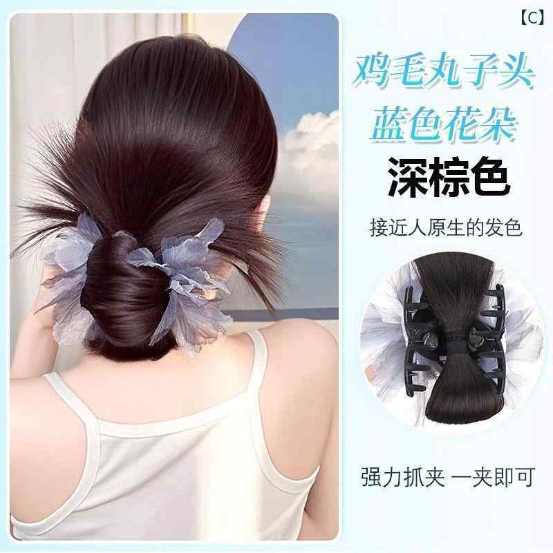 ヘルスケアアルファ楽天市場店のヘアクリップ 丸お団子 ふわふわ ボリュームアップ レトロ インク花柄 フェザー飾り 低めアップスタイル 後頭部用 つけ毛 エクステンション ヘアゴム 髪留め アクセサリー 日常使い かわいい｜アングル3