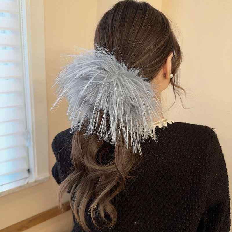 Rakuten - ヘアゴム 女性用 秋冬 羽毛 ダチョウ毛 ファー 後頭部 ポニーテール ヘアアクセサリー 毛绒 頭飾 かわいい ヘッドバンド 温かみ 柔らかい 日常使い