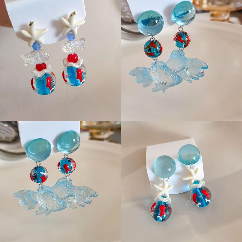 ピアス レディース イヤリング 金魚モチーフ ハンドメイド 手作り 琉璃 ガラス製 立体感 ブルー系 透き通る 透明感 海辺 ビーチ リゾート バカンス 休日 お出かけ アクセサリー ジュエリー 耳飾り 揺れる フリンジ タッセル かわいい おしゃれ 上品