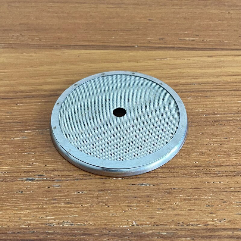 適合モデル SILVIA ※SILVIA PRO Xには適合しません 【注意事項】：・当店でご購入された商品は、原則として、「個人輸入」としての取り扱いになり、ロサンゼルスからお客様のもとへ直送されます。 ・通関時に関税・輸入消費税が課税される可能性がありますが、当店の販売金額には関税・輸入消費税が含まれております。 ・課税額はご注文時には確定しておらず、通関時に確定しますが、別途お支払いが発生することはございません。詳細はこちら ご確認下さい。 ・個人輸入される商品は、全てご注文者自身の「個人使用・個人消費（日本に居住する者に寄贈される物で、当該寄贈を受ける者の個人的な使用に供される場合を含みます。）」が前提となります。 第三者への譲渡・転売が法令で禁止されるもの（医薬品、医薬部外品、化粧品等を含みますが、これに限られません。）もございますのでご注意下さい。 ・一部商品は国内の提携先倉庫から配送されます。 ・国内配送の商品は国内でのお買い物と同じく消費税が発生いたします。関税はかかりません。 ＊色がある場合、モニターの発色の具合によって実際のものと色が異なる場合がある。ランチリオ社 エスプレッソマシン用 シャワースクリーン RANCILIO SILVIA BREW GROUP SHOWER SCREEN - 40200005