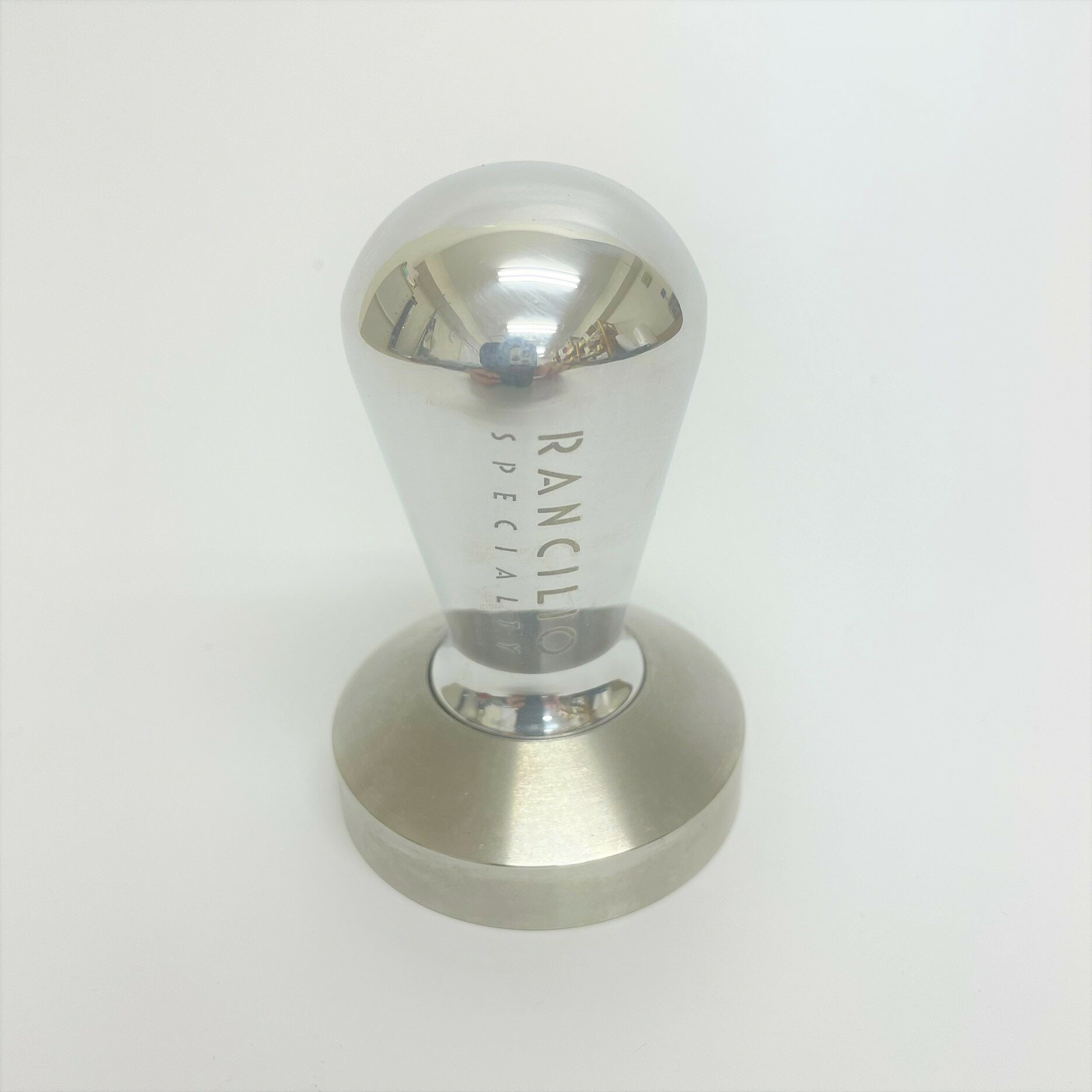 サイズ 58mm 【注意事項】：・当店でご購入された商品は、原則として、「個人輸入」としての取り扱いになり、ロサンゼルスからお客様のもとへ直送されます。 ・通関時に関税・輸入消費税が課税される可能性がありますが、当店の販売金額には関税・輸入消費税が含まれております。 ・課税額はご注文時には確定しておらず、通関時に確定しますが、別途お支払いが発生することはございません。詳細はこちら ご確認下さい。 ・個人輸入される商品は、全てご注文者自身の「個人使用・個人消費（日本に居住する者に寄贈される物で、当該寄贈を受ける者の個人的な使用に供される場合を含みます。）」が前提となります。 第三者への譲渡・転売が法令で禁止されるもの（医薬品、医薬部外品、化粧品等を含みますが、これに限られません。）もございますのでご注意下さい。 ・一部商品は国内の提携先倉庫から配送されます。 ・国内配送の商品は国内でのお買い物と同じく消費税が発生いたします。関税はかかりません。 ＊色がある場合、モニターの発色の具合によって実際のものと色が異なる場合がある。ランチリオ社 エスプレッソマシン用 タンパー スペシャリティ RANCILIO Tamper Specialt 69000395