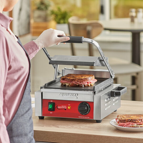 パニーニメーカー 業務品質 プロ仕様 プレス グリル 溝なし フラット 平面 1750W Avantco PG100S Commercial Panini Sandwich Grill with Smooth Plates 家電