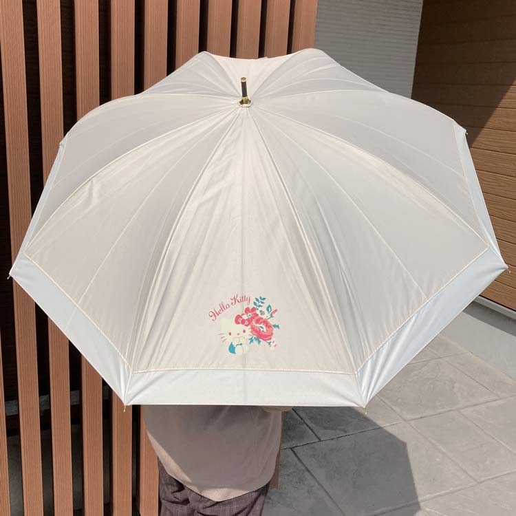 商品仕様雨でも晴れでもどちらでも使用可能！【サイズ】50cm【素材】ポリエステル【仕様】手開きタイプ裏面黒コーティング持ち手は涼しげなクリア手元♪石づきも高級感あるFOXタイプ★【原産国】中国特記事項※ご注文時の注意※ こちらの商品は同梱不可商品となります。他の商品とは同時購入できません。他の商品を一緒に買い物カゴに入れた場合、他の商品は別配送いたします。その場合、別途配送料がかかります。※画像はあくまでも商品イメージになります。実際の商品と色や仕様が異なる場合がありますので、予め御了承ください。 ※メーカー希望小売価格はメーカーカタログに基づいて掲載しています。