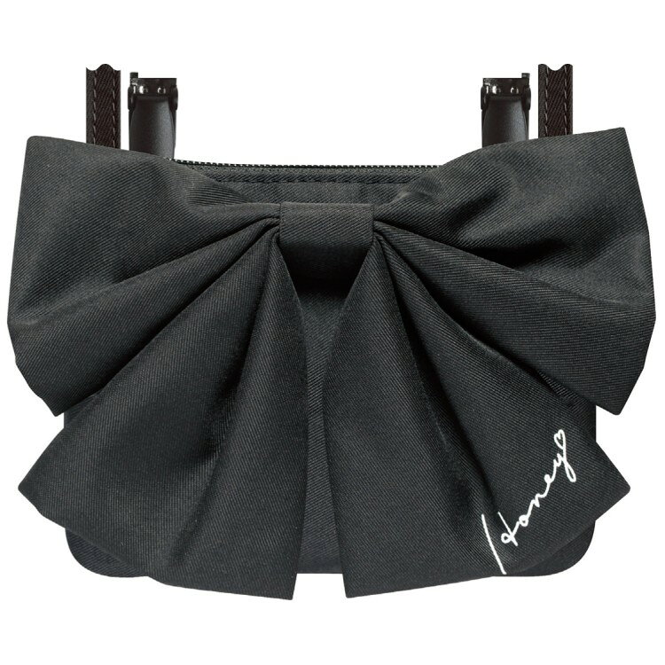 商品仕様【サイズ】本体：約H115×W150×D16mmパッケージ：約H155×W150×D16mmショルダーひも長さ：約H1100mm【仕様】ティッシュポケット付、クリップ付【素材】ポリエステルツイル【重量】約50g【特長】・クリップで取り付け簡単・定番素材で使いやすい・横長ファスナータイプ・コーデに合わせてかわいい♪ビッグリボンつき！【生産国】中国特記事項※画像はあくまでも商品イメージになります。実際の商品と色や仕様が異なる場合がありますので、予め御了承ください。 ※メーカー希望小売価格はメーカーカタログに基づいて掲載しています。