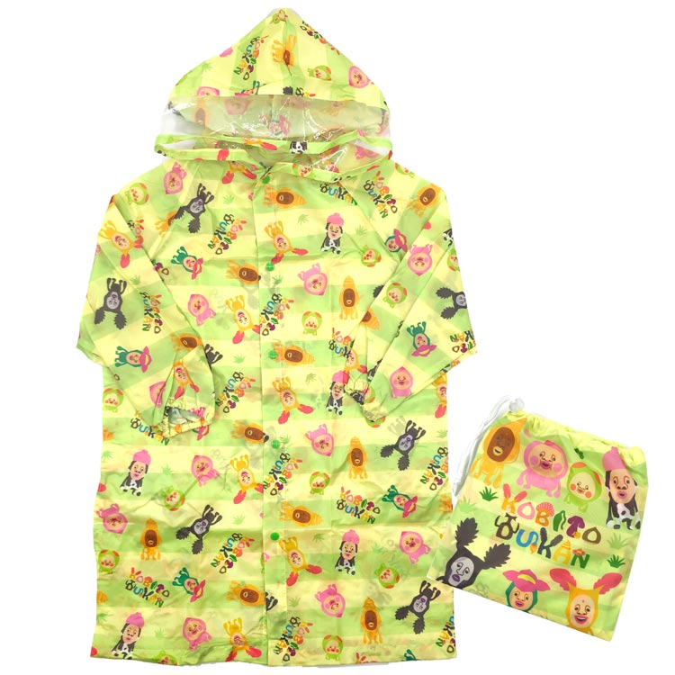 商品仕様フードは窓付きなので小さなお子様にも安全です♪ 【サイズ】キッズフリー レインコート：約身幅54cm 身丈72cm 【素材】ポリエステル 【仕様】専用袋付特記事項※画像はあくまでも商品イメージになります。実際の商品と色や仕様が異なる場合がありますので、予め御了承ください。 ※メーカー希望小売価格はメーカーカタログに基づいて掲載しています。