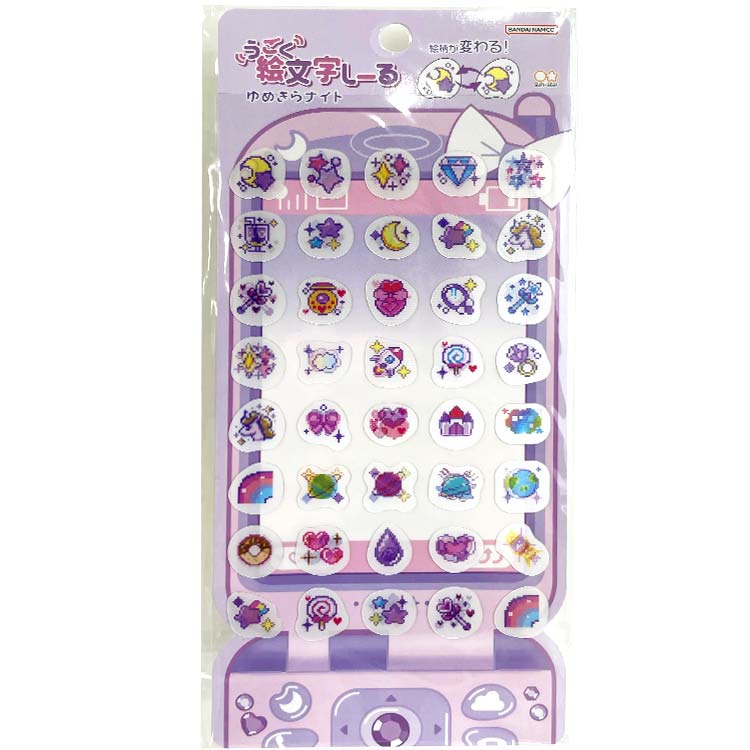 商品仕様傾けると絵柄が変わる！ゆめかわいいパープル系の絵文字♪ガラケー風台紙付【サイズ】本体：約W90×H175×D3mmパッケージ：約W94×H203×D4mm【材質】PET【本体重量】約30g【生産国】中国特記事項※画像はあくまでも商品イメージになります。実際の商品と色や仕様が異なる場合がありますので、予め御了承ください。 ※メーカー希望小売価格はメーカーカタログに基づいて掲載しています。