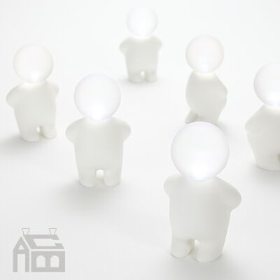 サイズ W55×D40×H94mm 材質 シリコーン・アイオノマー・ABS（ライトユニット） 使用電池 LR44形×3個 連続点灯 約8時間（LED） 関連キーワード 懐中電灯/携帯/ライト/照明/デザイン雑貨/贈り物/プレゼント/ギフト