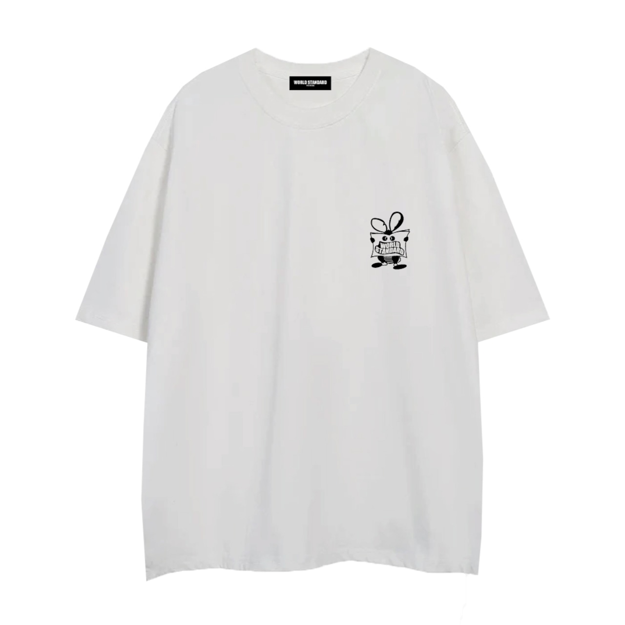 ブランド WORLD STANDARD/ワールドスタンダード 商品説明 Tシャツとグラフィックに 新たな価値と世界観を生み出し、 カラーまみれの世の中に限りなく シンプル且つモノトーンの世界観を差し込む 懐かしくもあり、新しくもある 心地の良いデザインを 独自の感性で最先端に「美」を感じ 布とプリントに落とし込む。 コンセプトは 「性別、肌の色、年齢、何も関係ない世界中の誰もが手に取れる世界標準」 商品は一枚一枚オリジナルパッケージにてお届させていただきます。 仕様 生地の種類：天竺 生地の厚さ：7.4oz 素材 コットン100% サイズ Mサイズ:着丈70cm　身幅52cm　肩幅47cm　袖丈20cm Lサイズ:着丈74cm　身幅55cm　肩幅50cm　袖丈22cm XLサイズ:着丈78cm　身幅58cm　肩幅53cm　袖丈24cm 備考 ■サイズ詳細等の測り方は実寸サイズを測っているため、若干の誤差がある場合がございます。 ■機械による生産の為、生地の継ぎ目の若干のズレなど多少の誤差が生じる場合がございます。 ■当店では複数の店舗で在庫を共有 しており、在庫管理システムを利用し在庫調整を行っておりますが、ご購入のタイミングにより在庫にずれが生じる場合がございます。在庫更新が間に合わず商品が欠品となる場合もございます。予めご了承ください。 ■パソコンのモニター設定や部屋の照明により多少色の違いが感じられる場合がございます。 ※不正購入と判断した場合にはご注文を取り消しさせて頂く場合がございます。