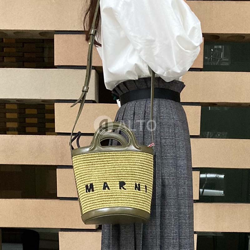 ※送料無料でお届けします。 ブランド：MARNI（マルニ） モデル名：バケットバッグ モデルNO：SCMP0056Q1P3860 カラー：00V25　オリーブ 国内参考価格　122,100円 【素材】本体：コットン52％ ポリアミド・ナイロン48%　コントラスト：カーフレザー100％　裏地：コットン100% メタルパーツ・真鍮 レザー製TROPICALIA　SUMMERバッグ。ラフィアパネルのバケットバッグです。MARNIのロゴ刺繍が特徴的なデザインでちょうど良いサイズ感は外出に必要な物が入ります。 取り外し可能な巾着袋が付属しています。 肩掛けできますレザーストラップ付き。取り外しはできません。 ※MARNIロゴ付き保存袋付き サイズ：cm 幅：18.0cm 高さ：18.0cm マチ：16.5cm ストラップ：120.5cm 【備考】こちらの商品は海外正規品の並行輸入品となります。 [注意事項] ※ご覧のモニター環境や撮影環境により実際の商品と多少色味が異なって見える場合がございます。ご理解の程よろしくお願いいたします。※送料無料でお届けします。 ブランド：MARNI（マルニ） モデル名：バケットバッグ モデルNO：SCMP0056Q1P3860 カラー：00V25　オリーブ 国内参考価格　122,100円 【素材】本体：コットン52％ ポリアミド・ナイロン48%　コントラスト：カーフレザー100％　裏地：コットン100% メタルパーツ・真鍮 レザー製TROPICALIA　SUMMERバッグ。ラフィアパネルのバケットバッグです。MARNIのロゴ刺繍が特徴的なデザインでちょうど良いサイズ感は外出に必要な物が入ります。 取り外し可能な巾着袋が付属しています。 肩掛けできますレザーストラップ付き。取り外しはできません。 ※MARNIロゴ付き保存袋付き