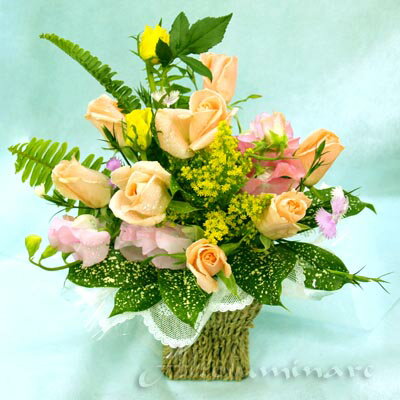 送料無料！ピンク系バラのバスケットアレンジメント　お誕生日、記念日、お祝い、かわいい、おしゃれ、