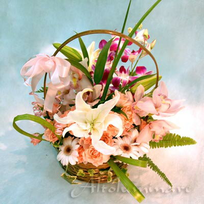 ピンク系ランとユリのバスケットアレ...