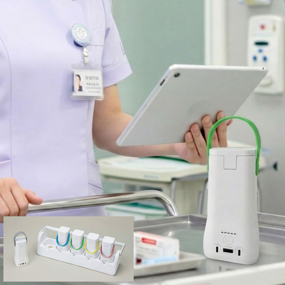 持ち運べる安心の電源、ポータブルバッテリー「ポポフミニ STPP-64A-W-5」。容量64Wh(約20000mAh)のリン酸鉄リチウムイオンバッテリーを搭載し、高い安全性と約2000回の充放電サイクルに対応した長寿命設計が魅力です。従来のバッテリーに比べて発熱・発火リスクが低く、教育現場や医療施設、オフィスなど安全性が求められる環境でも安心してお使いいただけます。本体は約600gの軽量コンパクトサイズで、片手で持ち運び可能。最大合計出力100Wを実現。USB-Aポート(最大18W)とUSB-Cポート2基(最大65Wおよび45W)を搭載しているため、ノートパソコン、タブレット、スマートフォンなど複数デバイスの同時充電に対応します。充電目安は、ノートPC約1回、タブレット約2回、スマートフォン約4回と、外出先やデスクワークに十分な電力を供給します。本製品の特徴は、専用チャージステーションでのみ充電可能な仕様。5台まとめて充電・管理できるステーションは、盗難防止機能も兼ね備え、学校や企業での共用利用に最適です。カフェスペースやフリーアドレスオフィスなど、柔軟なレイアウト変更にも対応。リール式USB-Cケーブル、チャージステーション、100W ACアダプターが付属し、すぐに運用開始できます。次世代のワークスタイルを支える実用的なポータブル電源です。【PSマークの種類】PSE【届出事業者名】太平洋商事株式会社■商品詳細メーカー名：シーテックサイズ：本体：約W76×D76×H150mm、チャージステーション：約W530×D116×H215mm重量：約600gバッテリー：リン酸鉄リチウムイオンバッテリーバッテリー容量：64Wh(20000mAh)出力：USB-A×1(18W)、USB-C×2(PD45W・PD65W)入力：チャージステーション：ACアダプタサイクル寿命：約2000回充電目安：スマートフォン約5回、ノートPC約1回付属品：チャージステーション(ACアダプタ付)、リール式USB-Cケーブル×5購入単位：1セット配送種別：直送品 代引不可 返品不可 配送日時指定不可※商品はメーカーより直送させて頂くため、代金引換でのご注文はお受け致しかねます。※こちらの商品は他の商品とは別のお届けとなります。※メーカー直送のため、納品・請求書は商品とは別に郵送させていただきます。※商品はメーカーより直送させて頂くため、ご希望配送日時の指定はできません。※メーカーにて欠品発生時はこちらからご連絡させて頂くこともございます。※お客様都合による返品・交換はお受けしておりません。※沖縄・離島は送料別途見積りとなります。※リニューアルに伴いパッケージや商品名等が予告なく変更される場合がございますが、予めご了承ください。※モニターの発色具合により色合いが異なる場合がございます。【検索用キーワード】4573569802164 B90021 ポポフミニ STPP-64A-W-5 ポータブルバッテリー 5台セット 64Wh 20000mAh リン酸鉄リチウム USB-C USB-A 最大100W 軽量 コンパクト チャージステーション 盗難防止 教育現場 学校 大学 図書館 医療施設 病院 オフィス フリーアドレス テレワーク リモートワーク カフェ コワーキング ノートPC タブレット スマホ充電 同時充電 複数デバイス 急速充電 65W PD対応 Type-C 収納式ケーブル ケーブル内蔵 防災 非常用電源 災害対策 停電対策 長寿命 2000サイクル 安全設計 法人向け 業務用 充電管理 電源工事不要 配線不要 持ち運び ポータブル電源 モバイルバッテリー 繰り返し使用 シーテック