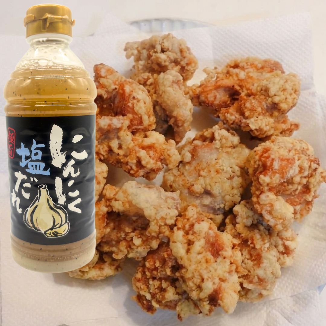 〇 何にでも使える“万能塩だれ”で毎日の料理がラクに にんにくの旨味と塩のキレを絶妙に合わせた万能塩だれです。 焼肉・炒め物・唐揚げ・野菜・魚・ご飯ものまで、ひとかけで味が決まる使い勝手の良さが魅力。味付けに迷う日でもこれ一本で美味しく仕上がるので、忙しい家庭の強い味方。冷蔵庫に常備しておくと料理の幅が広がり、毎日の食卓がぐっと豊かになります。 〇 にんにくの香りが食欲を刺激し、暑い季節でも箸が止まらない 開封した瞬間に広がるにんにくの香りが食欲を直撃。夏場の食欲が落ちやすい時期でもしっかり食べられると好評です。塩だれのさっぱり感に、にんにくのコクが加わり、肉料理はもちろん冷しゃぶやサラダにも相性抜群。食卓に置くだけで家族の箸が進む“ご飯泥棒系”の味わいで、リピートしたくなる一本です。 〇 肉・魚・野菜の旨味を引き立てる絶妙バランス設計 塩のキレ、にんにくの風味、だしの旨味を丁寧に調整し、素材の味を引き立てるよう設計されています。豚肉・鶏肉・牛肉はもちろん、サーモンや白身魚にもよく合い、臭みを抑えて旨味アップ。野菜炒めや浅漬けにも使える万能性で、普段の料理が簡単に“専門店の味”に変身。家庭料理の満足度が一段上がります。 〇 かける・和える・漬けるの3役こなす時短調味料 かけるだけで味が決まる手軽さに加え、和え物や漬け込みにも使えるため時短調理に最適。鶏肉を漬けて焼くだけでジューシーなガーリックチキンが完成。きゅうりやキャベツを和えるだけで簡単おつまみも作れます。忙しい日の夕食づくりや、あと一品ほしい時にも大活躍。料理初心者でも失敗しない万能さが支持されています。 〇 家族みんなが使えるコスパ抜群の“常備調味料 たっぷり使える容量と満足度の高い味わいで、コスパの良さが際立つ一本。焼肉・炒め物・サラダ・冷しゃぶ・おつまみなど、家族全員が使える用途の広さが魅力。冷蔵庫に常備しておくと「とりあえずこれで味が決まる」と料理がラクになり、毎日の食事が楽しくなるとリピート続出。初めての方にも自信を持っておすすめできます。〇 何にでも使える“万能塩だれ”で毎日の料理がラクに にんにくの旨味と塩のキレを絶妙に合わせた万能塩だれです。 焼肉・炒め物・唐揚げ・野菜・魚・ご飯ものまで、ひとかけで味が決まる使い勝手の良さが魅力。味付けに迷う日でもこれ一本で美味しく仕上がるので、忙しい家庭の強い味方。冷蔵庫に常備しておくと料理の幅が広がり、毎日の食卓がぐっと豊かになります。 〇 にんにくの香りが食欲を刺激し、暑い季節でも箸が止まらない 開封した瞬間に広がるにんにくの香りが食欲を直撃。夏場の食欲が落ちやすい時期でもしっかり食べられると好評です。塩だれのさっぱり感に、にんにくのコクが加わり、肉料理はもちろん冷しゃぶやサラダにも相性抜群。食卓に置くだけで家族の箸が進む“ご飯泥棒系”の味わいで、リピートしたくなる一本です。 〇 肉・魚・野菜の旨味を引き立てる絶妙バランス設計 塩のキレ、にんにくの風味、だしの旨味を丁寧に調整し、素材の味を引き立てるよう設計されています。豚肉・鶏肉・牛肉はもちろん、サーモンや白身魚にもよく合い、臭みを抑えて旨味アップ。野菜炒めや浅漬けにも使える万能性で、普段の料理が簡単に“専門店の味”に変身。家庭料理の満足度が一段上がります。 〇 かける・和える・漬けるの3役こなす時短調味料 かけるだけで味が決まる手軽さに加え、和え物や漬け込みにも使えるため時短調理に最適。鶏肉を漬けて焼くだけでジューシーなガーリックチキンが完成。きゅうりやキャベツを和えるだけで簡単おつまみも作れます。忙しい日の夕食づくりや、あと一品ほしい時にも大活躍。料理初心者でも失敗しない万能さが支持されています。 〇 家族みんなが使えるコスパ抜群の“常備調味料 たっぷり使える容量と満足度の高い味わいで、コスパの良さが際立つ一本。焼肉・炒め物・サラダ・冷しゃぶ・おつまみなど、家族全員が使える用途の広さが魅力。冷蔵庫に常備しておくと「とりあえずこれで味が決まる」と料理がラクになり、毎日の食事が楽しくなるとリピート続出。初めての方にも自信を持っておすすめできます。