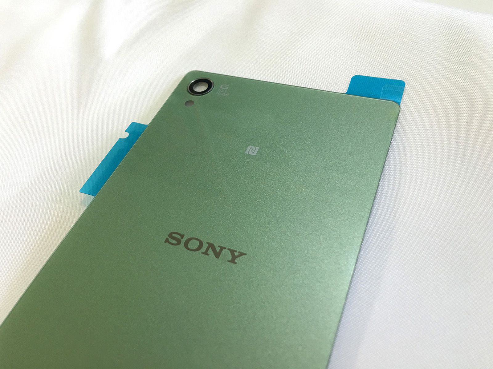 SONY XPERIA Z3　バックパネル　グリーンXperia Z3の背面ガラスの交換用部品です。こちらはグリーンタイプです。交換時必須の両面テープ付き。※海外版のためロゴ文字がSONYのものとなります。※XPERIA Z1,Z2,Z4等他機種には対応しておりません。ご注意ください。※交換には分解作業が必要です。分解によってメーカー保証等切れる場合がございます。作業は自己責任で行ってください。※NFCアンテナ（おサイフケータイ）は付属しません。カメラホルダーなどの細かいパーツは仕入れロットにより付属しない場合がございます。必要に応じて元パネルから移植して下さい。☆当店で販売しているiPhone分解ツールでも分解可能です。SONY XPERIA Z3交換用背面ガラスパネル