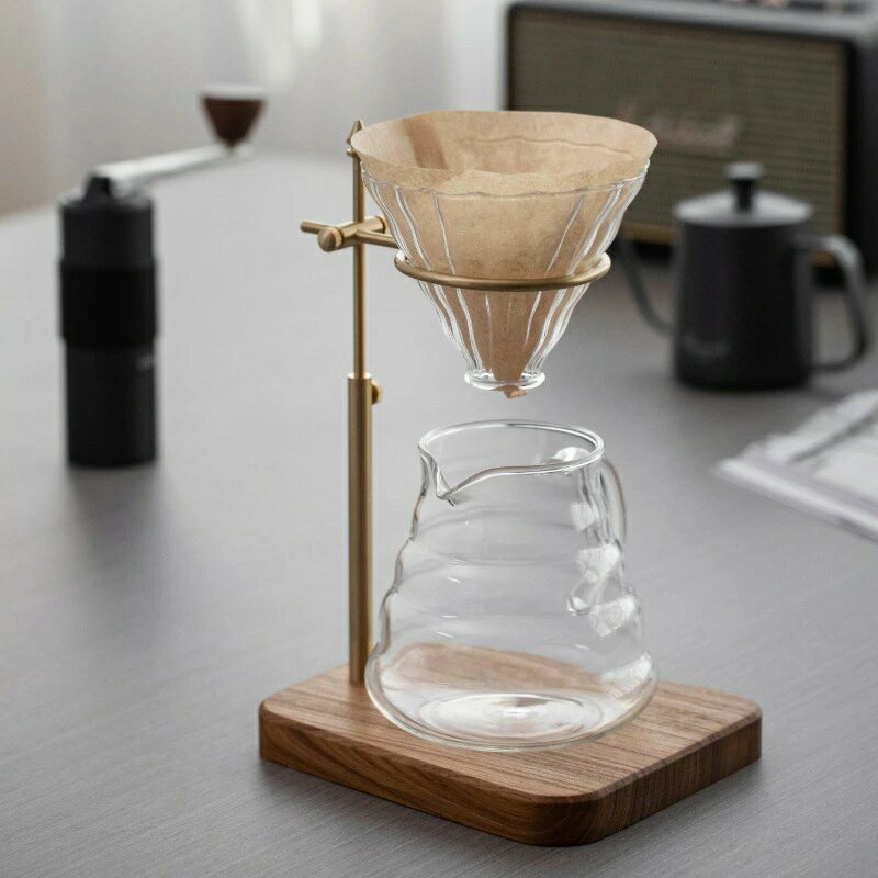 この商品について ■真ちゅう製のスタンド　ハンドドリップコーヒーフィルターホルダー、 ウォールナットスタンドと真ちゅう製のブラケットをセットにして、高級感があふれます ■真ちゅう製の頑丈なブラケットは滑らかな表面で処理、光沢のある金属銅の光沢に見えます ■北米のクルミスタンドは各ピースには独特の木目があり、滑らかなタッチ感も得られます ■自由に調整可能な高さ、3軸関節調整、正確な咬合キスのため、 シフトが容易ではない、ドリップ位置がより正確なポジショニングになります ■取り外し可能なアセンブリのブラケットはシンプルでお手入れが簡単で、 スタンドの高さは自由に調整でき、ほとんどのコーヒーフィルターカップに適しています ■サイズ: 約18cm*15.5cm*2cm ■重量: 約470g ※同じカラー名でも大小によって色味が異なる場合がございます。 ※モニターの発色具合によって実際のものと色が異なる場合があります。 よく一緒に購入されている商品 コーヒー用紙スタンド 木製 コーヒー ペーパー収納 コーヒーフィルターホルダー 1,980円 木製鍋敷き 和風 タイル 木 断熱 ビンテージ風 北欧2,680円 フルーツピック セット 5本入り 木製 ステンレス デザートフォーク2,980円 新着商品はこちら ヘッドホンスタンド 天然木 高級ブラックウォールナット3,990円この商品について ■真ちゅう製のスタンド　ハンドドリップコーヒーフィルターホルダー、 ウォールナットスタンドと真ちゅう製のブラケットをセットにして、高級感があふれます ■真ちゅう製の頑丈なブラケットは滑らかな表面で処理、光沢のある金属銅の光沢に見えます ■北米のクルミスタンドは各ピースには独特の木目があり、滑らかなタッチ感も得られます ■自由に調整可能な高さ、3軸関節調整、正確な咬合キスのため、 シフトが容易ではない、ドリップ位置がより正確なポジショニングになります ■取り外し可能なアセンブリのブラケットはシンプルでお手入れが簡単で、 スタンドの高さは自由に調整でき、ほとんどのコーヒーフィルターカップに適しています ■サイズ: 約18cm*15.5cm*2cm ■重量: 約470g ※同じカラー名でも大小によって色味が異なる場合がございます。 ※モニターの発色具合によって実際のものと色が異なる場合があります。 よく一緒に購入されている商品 コーヒー用紙スタンド 木製 コーヒー ペーパー収納 コーヒーフィルターホルダー 1,980円 木製鍋敷き 和風 タイル 木 断熱 ビンテージ風 北欧2,680円 フルーツピック セット 5本入り 木製 ステンレス デザートフォーク2,980円 新着商品はこちら ヘッドホンスタンド 天然木 高級ブラックウォールナット3,990円