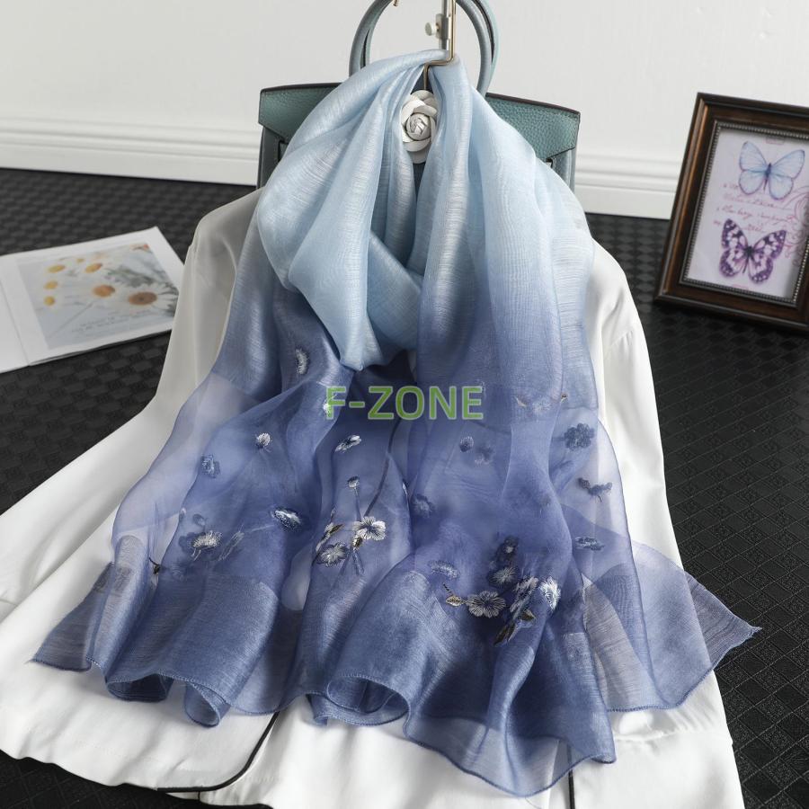 ■素材：シルク ■サイズ：（Free Size）70×190cm（※平置きでの採寸となり、実際のサイズとは異なる場合がございます。） ☆上品で立体感のある花柄刺繍をストールに施しました。程よい透け感があり、サラッと巻けばいつものファッションのアクセントになります。☆☆スマートなデザインからあふれる知性と上品さが レディース の魅力を格上げする。軽量でエレガントなスカーフは、それぞれのスタイルの服を合わせることができます。☆☆大人女子にぴったりの上品なデザイン、どんなシーンにも合う！通勤用はもちろん、普段も使えます。卒業式や入学式、謝恩会などのコーディネートにプラスしていただくのもgood!☆