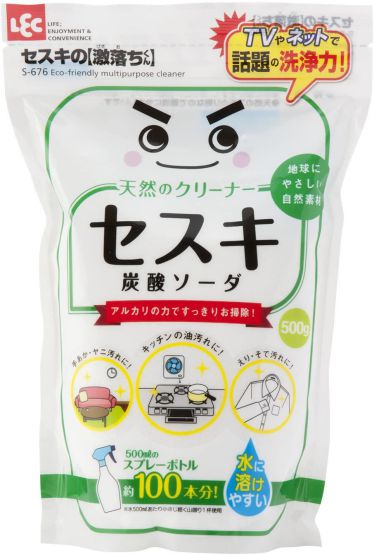 商品名 セスキの 激落ちくん セスキ炭酸ソーダ 500g 77602 商品説明 サイズ (幅×奥行×高さ) :135×65×200mm内容量:500g話題の洗浄力! アルカリの力で汚れをすっきり落します。水に溶けやすく、簡単にスプレー液がつくれます。500mlのスプレーボトル約100本分の大容量です。レンジやグリルまわり、換気扇の油汚れに。シンクまわりのヌメリ汚れに。電子レンジや冷蔵庫の内外の汚れ落しに。リビングの手あか、ヤニ汚れに。強力な洗浄力でお洗濯にも使えます。えり・そで部分の汚れやタンパク質汚れ(血液など)に。環境にやさしい天然のアルカリ剤です。原材料・成分セスキ炭酸ソーダ おすすめ商品