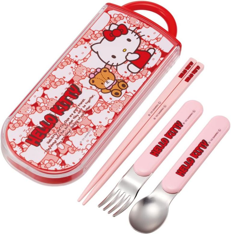 商品名 お弁当 トリオセット 箸 スプーン フォーク カトラリー ハローキティ うしろうしろ キティちゃん サンリオ 24 子供用 抗菌加工 開けやすいスライド式 日本製 商品説明 食器洗い乾燥機OKのお箸・フォーク・スプーンとケースのセットです。ケースは指で引き出すスライド式で、衝撃に強く丈夫な構造です。ケースは分解して洗えるから衛生的。おハシには名前を書けるスペース付き。ケース用の名前シールも付いてます。【商品サイズ（約）】ケースサイズ：198×76×17mm箸の長さ：16.5cmスプーン・フォーク：全長13cm重さ：150g【品質表示（耐熱温度）】フタ・ハシ：AS樹脂（耐熱温度100度）本体：ポリプロピレン（耐熱温度140度）スプーン・フォーク先：ステンレス鋼スプーン・フォーク持ち手：ABS樹脂（耐熱温度100度）使用抗菌剤の種類：無機抗菌剤加工方法：練込加工部位：全体(金属部位除く)※すべての細菌の増殖を抑制するものではありません。●日本製※リニューアルなどによりパッケージなどの仕様が予告なく変更になる場合がございます。ご了承ください。 おすすめ商品