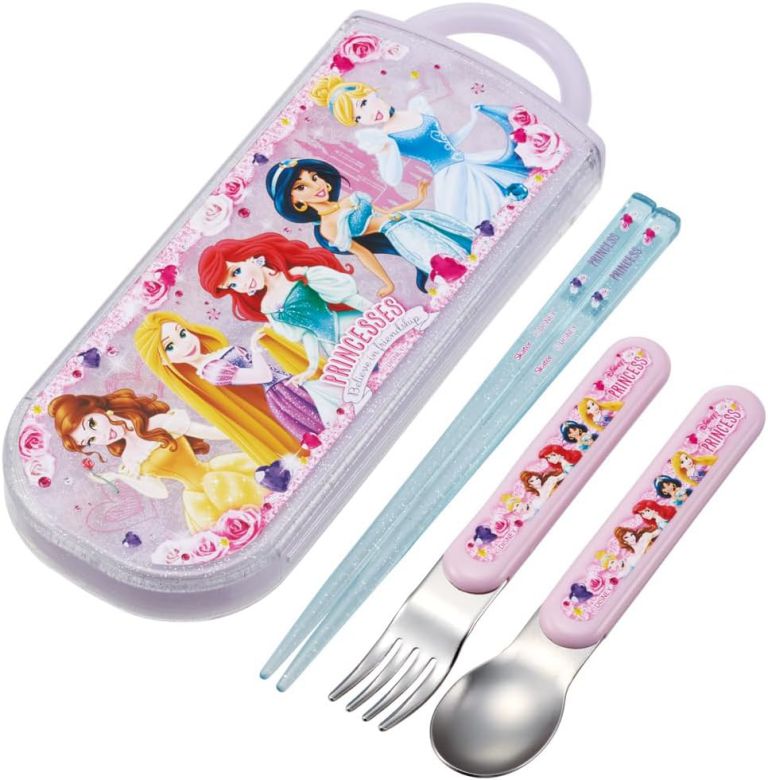 商品名 お弁当 トリオセット 箸 スプーン フォーク カトラリー ディズニー プリンセス 24 子供用 抗菌加工 開けやすいスライド式 日本製 商品説明 食器洗い乾燥機OKのお箸・フォーク・スプーンとケースのセットです。ケースは指で引き出すスライド式で、衝撃に強く丈夫な構造です。ケースは分解して洗えるから衛生的。おハシには名前を書けるスペース付き。ケース用の名前シールも付いてます。【商品サイズ（約）】ケースサイズ：198×76×17mm箸の長さ：16.5cmスプーン・フォーク：全長13cm重さ：150g【品質表示（耐熱温度）】フタ・ハシ：AS樹脂（耐熱温度100度）本体：ポリプロピレン（耐熱温度140度）スプーン・フォーク先：ステンレス鋼スプーン・フォーク持ち手：ABS樹脂（耐熱温度100度）使用抗菌剤の種類：無機抗菌剤加工方法：練込加工部位：全体(金属部位除く)※すべての細菌の増殖を抑制するものではありません。●日本製※リニューアルなどによりパッケージなどの仕様が予告なく変更になる場合がございます。ご了承ください。 おすすめ商品