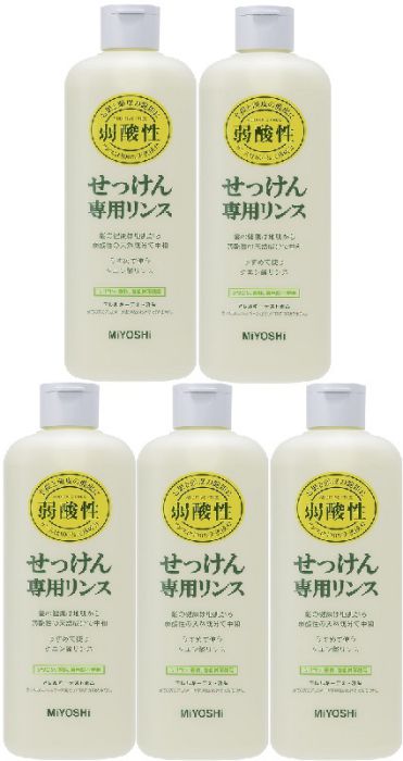 商品名 無添加せっけん専用リンス 本体 350ml 【×5個セット】 商品説明 原材料・成分水、クエン酸、クエン酸Na使用方法・シャンプーの後、小さじ2杯を洗面器7〜8分目のお湯に溶かし(300倍)、髪をひたします。・その後よくすすぎます。・長い髪の場合は量を多めにしてください。弱アルカリ性のせっけんシャンプー後の髪を中和する弱酸性リンス。香料・着色料・防腐剤などの合成化学成分は一切不使用。天然成分のクエン酸で、髪のきしみを和らげます。300倍に薄めて使うタイプだから、とても経済的です。安全警告・頭皮に傷、はれもの、湿疹等異常があるときは使わないでください。・赤み、はれ、かゆみ、刺激等の異常が現れたときは、使用を中止し、皮ふ科専門医等へのご相談をおすすめします。・目に入らないように注意してください。もし目に入った場合は、すぐに水でよく洗い流してください。・天然原料で無添加のため色が変わったり、低温で白濁することがありますが、使用上問題ありません。・上記の使い方通り必ず薄め、原液で使わないようご注意を。・弱酸性で粘膜や傷口にしみることがあります。また、天然成分のみのクエン酸リンスは中和が目的で、合成のコンディショニング剤、保湿剤、コート剤は入っていないので、使用感は一般品と異なります。※リニューアルなどによりパッケージなどの仕様が予告なく変更になる場合がございます。ご了承ください。 おすすめ商品
