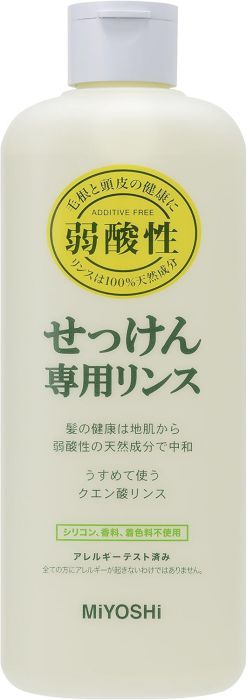 商品名 無添加せっけん専用リンス 本体 350ml 商品説明 原材料・成分水、クエン酸、クエン酸Na使用方法・シャンプーの後、小さじ2杯を洗面器7〜8分目のお湯に溶かし(300倍)、髪をひたします。・その後よくすすぎます。・長い髪の場合は量を多めにしてください。弱アルカリ性のせっけんシャンプー後の髪を中和する弱酸性リンス。香料・着色料・防腐剤などの合成化学成分は一切不使用。天然成分のクエン酸で、髪のきしみを和らげます。300倍に薄めて使うタイプだから、とても経済的です。安全警告・頭皮に傷、はれもの、湿疹等異常があるときは使わないでください。・赤み、はれ、かゆみ、刺激等の異常が現れたときは、使用を中止し、皮ふ科専門医等へのご相談をおすすめします。・目に入らないように注意してください。もし目に入った場合は、すぐに水でよく洗い流してください。・天然原料で無添加のため色が変わったり、低温で白濁することがありますが、使用上問題ありません。・上記の使い方通り必ず薄め、原液で使わないようご注意を。・弱酸性で粘膜や傷口にしみることがあります。また、天然成分のみのクエン酸リンスは中和が目的で、合成のコンディショニング剤、保湿剤、コート剤は入っていないので、使用感は一般品と異なります。※リニューアルなどによりパッケージなどの仕様が予告なく変更になる場合がございます。ご了承ください。 おすすめ商品