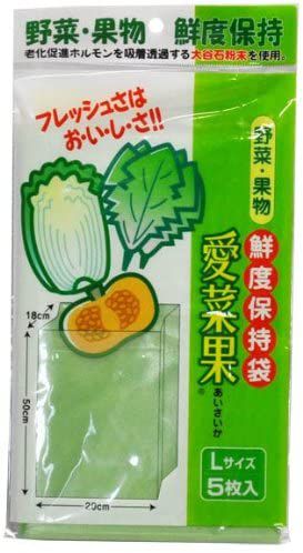 商品名 鮮度保持袋 愛菜果 (L) 5枚入 野菜 果物 保存 袋 鮮度 簡単 便利 ステイホーム まとめ買い 保湿 白菜 ホウレンソウ カボチャ Lサイズ 節約 商品説明 サイズ:幅20×奥行き18×高さ50cm本体重量:0.1kg素材・材質:ポリエチレン(大谷石粉末混入)原産国:日本セット内容・付属品:5枚厚さ:0.05mm耐冷温度:-30度「もったいない」にならないように 特売日にまとめて買って、上手に保存！！【メディアで紹介されました！！】【特長】・エチレンガスを吸着透過させる「大谷石」の粉末をポリエチレンに加工しています。・従来のポリエチレンと違い適度な気体透過性・保湿性を持っています。・防曇処理を施しているので付いて気が付きにくく腐敗菌の発生装飾を防ぎます。・白菜が丸ごと1個入る大きさ。 【使用方法】・野菜・果物を裸のまま「愛菜果」にお入れください。・袋内部の空気をなるべく抜き、上部を折り返すか、とめ具でとめてください。・なるべく冷蔵庫内でご使用ください。 ・野菜果物専用です。肉魚には使用しないでください。・臭い移りの原因になりますのでにおいの強い青果物の同時包装は避けてください。・鮮度保持効果に差があるため、葉菜類、果実類、根菜類は別々にパックしてください。・この袋は魔法の袋ではありません。野菜果物の種類、温度、湿度、収穫時期等の条件によりその効果に違いが出ます。・火のそばや高温になる場所におかないでください。●野菜・果物鮮度保持袋です。フレッシュさは、おいしさ！●老化促進ホルモンを吸着透過する大谷石粉末を使用しています●従来のポリエチレン袋とは違い適度な気体透過性・保湿性をもっています●防雲処理を施しているので、水滴が付着しにくく、防腐菌の発生・増殖を制御します●水洗いをして汚れをとり、充分に乾燥させてから、再利用できます●野菜・果物専用です。肉・魚には使用しないでください●鮮度保持効果に差があるため、葉菜類・果実類・根茎菜類は別々にパックしてください おすすめ商品