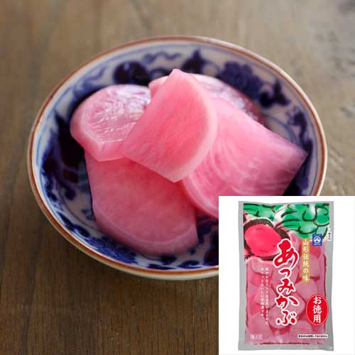 あつみかぶ独特のカリッとした歯切れの良さと辛味が格別！ 甘酢で漬けることで自然発色の鮮やかなピンク色になる為、着色料不使用。 ひと口サイズにカットされているのでそのまま食べられて便利！ 酢漬けにするとあつみかぶが持つ自然由来のアントシアニン色素がピンク色に発色し、じっくりと時間をかけて漬けることで全体が綺麗なピンク色に染まります。 厚切りスライスは食べやすい大きさでカリッとした食感が残る厚みになるように研究されました。 美味しさを追求した原料規格と漬け込みを行っているので常に美味しく味わってもらえます。 ●名称：あつみかぶ酢漬(刻み) ●原材料名：あつみかぶ、漬け原材料〔砂糖、ぶどう糖果糖液糖、食塩、醸造酢〕／酒精、酸味料 ●原料原産地名：山形県(あつみかぶ) ●内容量：180g ●賞味期限：商品に記載(製造より30日) ●製造者：株式会社マルハチ