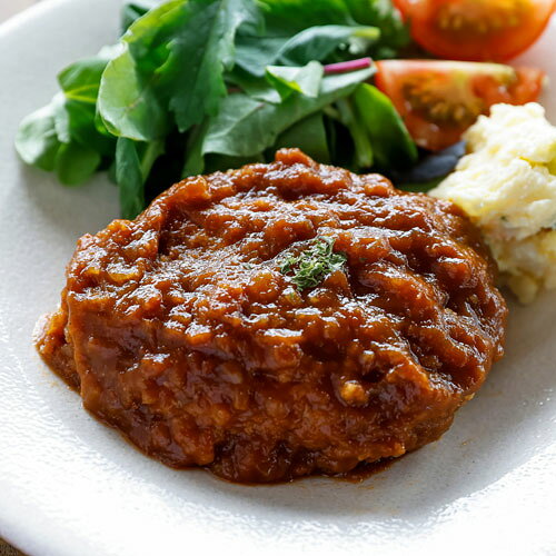 牛肉と豚肉の割合にこだわった精肉店の手作りハンバーグ。 オリジナルブランドの「庄内三味豚」を使用したしっかりと肉感が味わえるハンバーグです。 ふわっとした中にジューシーさが感じられる優しい食感が手軽に味わえます。 オリジナルのソースも一緒に真空しています。これひとつでおかずが完成する逸品。 袋ごと熱湯で温めるとより一層美味しくいただけます。 ●原材料名：豚挽肉(庄内産)、牛挽肉(オーストラリア産)、玉葱、パン粉、食塩、香辛料(ナツメグ)、(原材料の一部に小麦を含む) ●内容量：1個(130g) ●賞味期限：商品に記載 ●製造者：(有)佐藤畜産食品