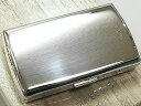 【品名】 PEARL・純銀シガレットケース・スターリングシルバー12本 【製品詳細】88×55×19mm　silver925製 ★付属品：専用木箱／専用布ケース 【製品説明】 国産シガレットケースの老舗ブランド坪田PEARLの純銀シガレットケース 本体全てにスターリングシルバー(silver925)を使用し、鏡面仕上げに加工した最高級のシガレットケース 通常の85mm煙草サイズで12本入るタイプ オールシルバーですので定期的にシルバー磨きでメンテナンスが必要ですが、その分愛着が湧く事でしょう。 シルバー使いの貴方、人とは違う上質にこだわる貴方に最適です。 日本製・信頼出来るケースをどうぞ！渋い！そしてエレガントなたばこケース！