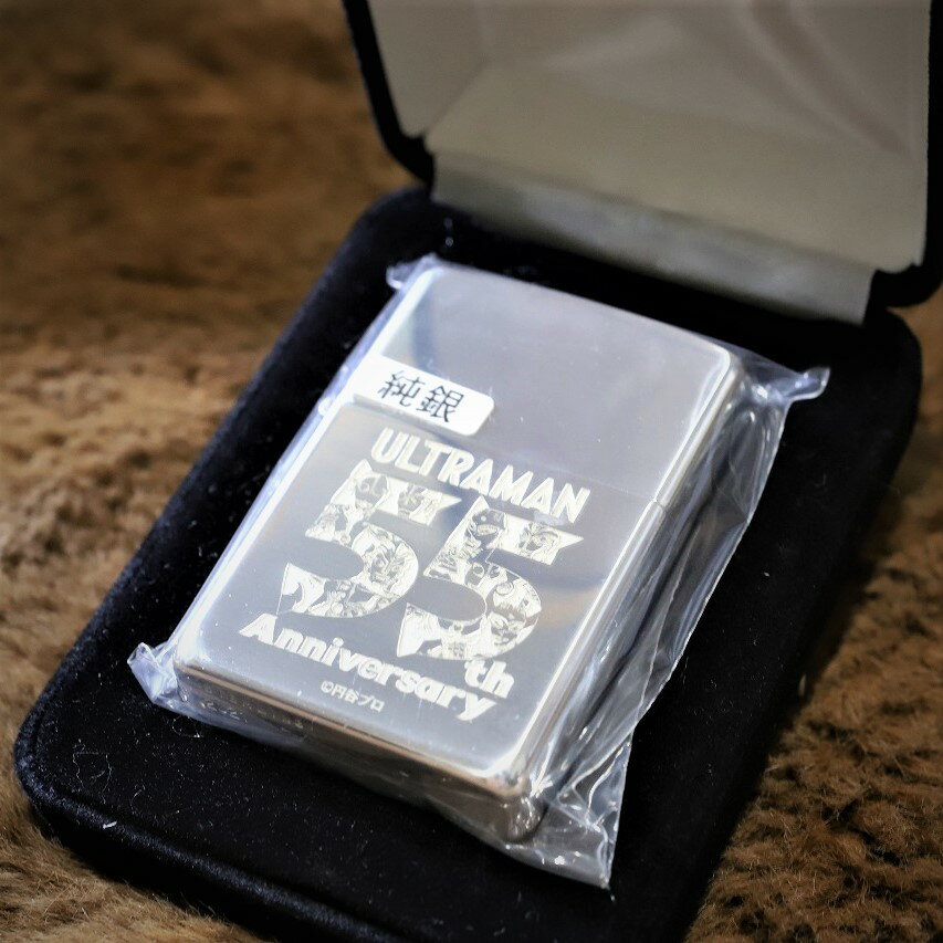 純銀ZIPPO ウルトラマン55周年 スターリングシルバー ジッポ 円谷プロ 公式ロゴマーク 銀 純銀ジッポに55周年記念のロゴマーク！ 【ファンなら手に入れたいジッポです。】 【純銀ZIPPO】ウルトラマン55周年記念ジッポ スターリングシルバー【製品詳細】ZIPPO社のオイルライターです。★素材：シルバー925★新品：ベロアケース入り・ジッポ永久保証書付き【製品説明】シルバー925のジッポに、円谷公式ロゴマークを削りこんだアニバーサリーZIPPOです。ロゴマークの存在感が素敵です。銀製ジッポは肌触りが良く、重さもあり、最高です！ロゴマークは彫り加工です。キャラが細かく彫り込まれています。ウルトラファミリーファンの皆様！この記念ZIPPOをこの機会に是非！店長からの一言 『純銀ジッポは漢のロマンです！』※彫り加工のあるジッポはその製品の加工上、工場出荷時から細かい傷が入る事があります。ご理解下さいませ。※刻印（ボトム・インナー）の年月指定は出来ませんのでお問い合わせはご遠慮ください。※この純銀ジッポは未開封シールを剥がしますと返品受付致しかねます。開封後の返品はご遠慮くださいませ。 純銀ジッポは最高です。 55周年だけの少数生産品です。 純銀ジッポは重量感たっぷりです。 なんと言ってもウルトラ好きの貴方に！ 前世がウルトラな貴方に！ ウルトラの不思議な家族関係に加わりたい貴方に！ ウルトラの父の角は劣勢遺伝なのでしょうか？ 【在庫がある場合】24時間以内に発送致します。 1