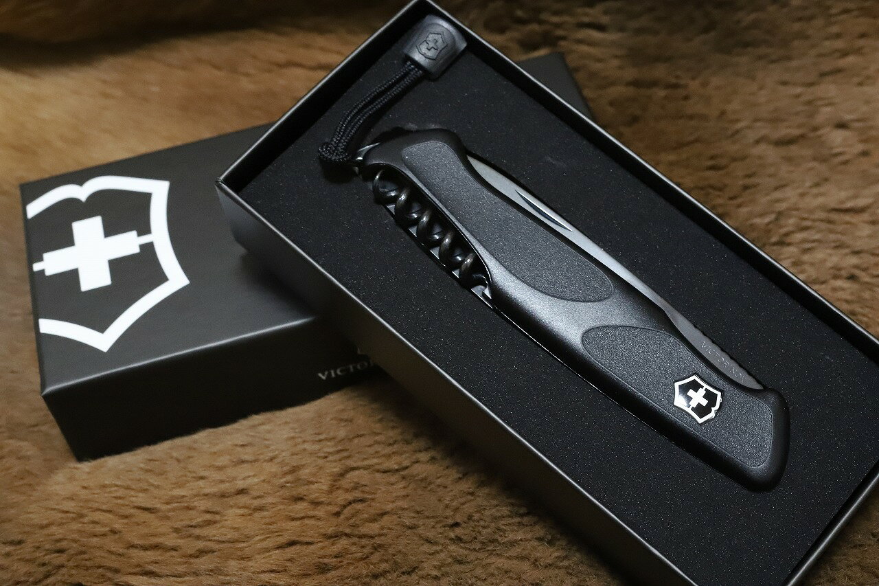雑貨屋 AMATERASUの【VICTORINOX】レンジャーグリップ オニキスブラック スイスアーミーナイフ ビクトリノックス キャンプツール 特別仕様 プレゼント 人気 サバイバル キャンプ女子｜アングル2