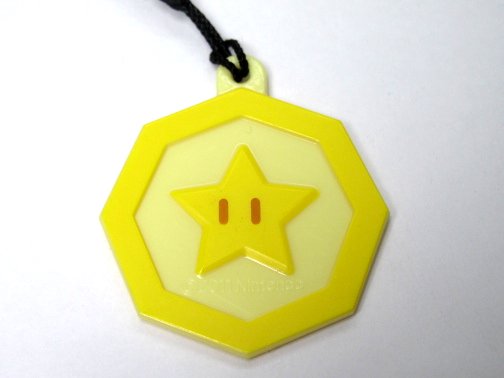 amax　楽天市場店の任天堂　マリオ　ストラップ　星メダル｜アングル2