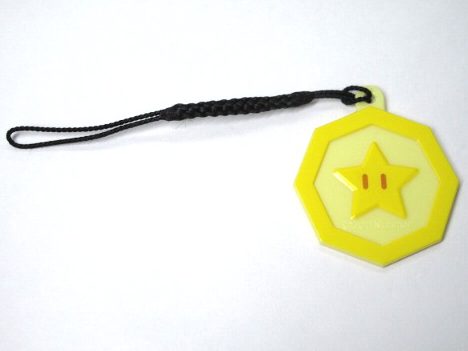 amax　楽天市場店の任天堂　マリオ　ストラップ　星メダル｜アングル3