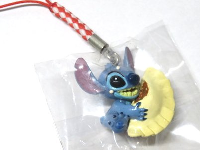 ■商品説明→ディズニー　スティッチ　餃子　ストラップ　未使用品。スティッチ部分：約30mm。　※スマホにも装着できるようにイヤホンジャック部品をおつけします。イヤホンジャック部品はおまけですのでデザインが多少かわる場合もございます。ご了承く...