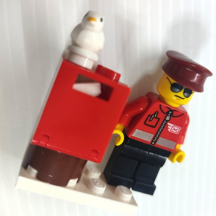 LEGO　ミニフィグ　ポスト（開閉可）と郵便局員　レター付き