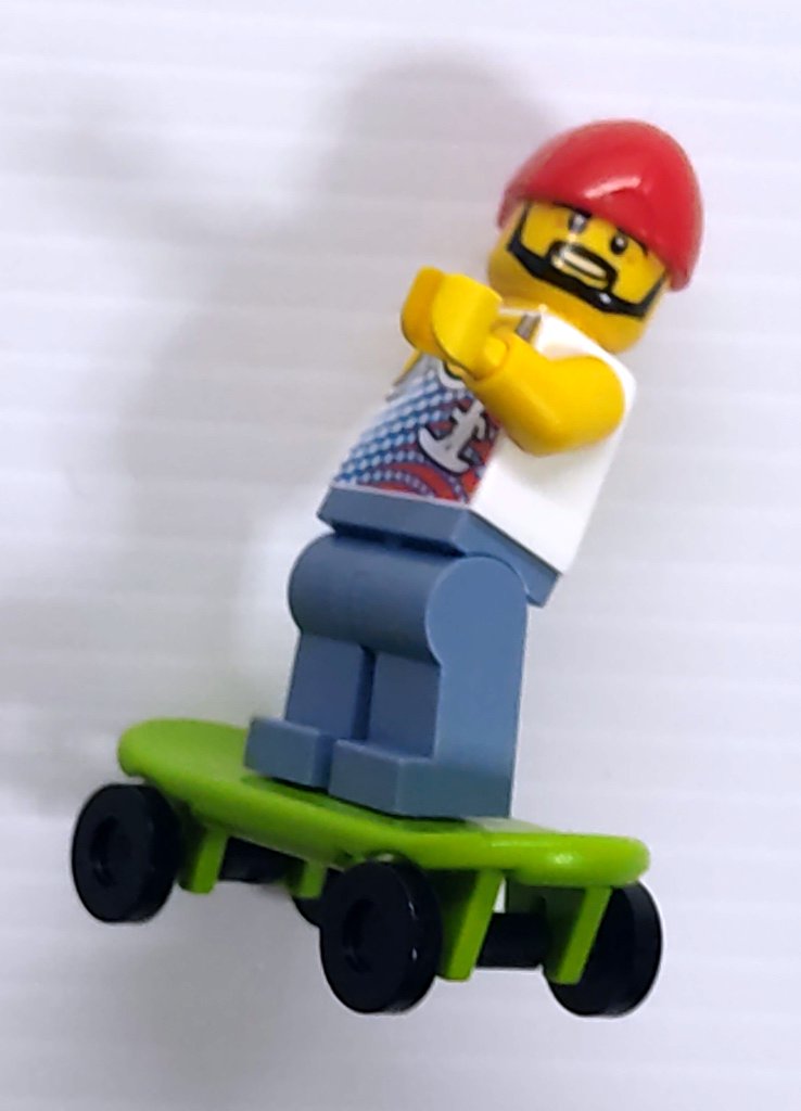 LEGO　ミニフィグ　スケボーしている人