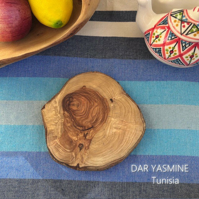 【オリーブの木】個性あふれる1点もの　表皮付き輪切り　きょろきょろおめめ　約φ15cm　自然の抗菌作用..