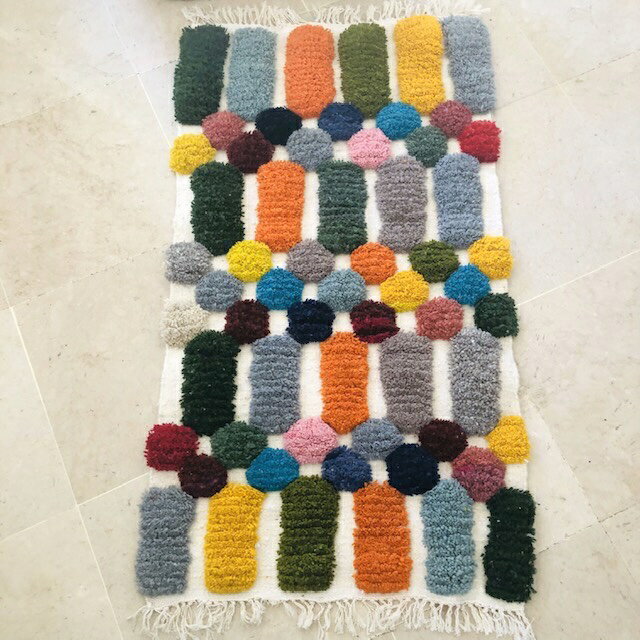 【手織り1点もの】ラグ　マット　約120×60cm　もこもことお山がたくさん並ぶカラフルな景色　ルケフ81　ラグ・玄関マット　インテリア　模様替え　キリム　手織り　おしゃれ　カーペット　タペストリー　ウール