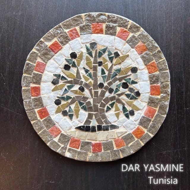 商品情報サイズサイズ：約φ15cm　商品詳細細部までこだわって作り上げられている人気のモザイク画の壁掛けです。「聖なるオリーブの木」と言われるオリーブの木がモチーフです。殺風景なお部屋や玄関、炊事場や洗面などこのモザイク画を立てかけるだけで...