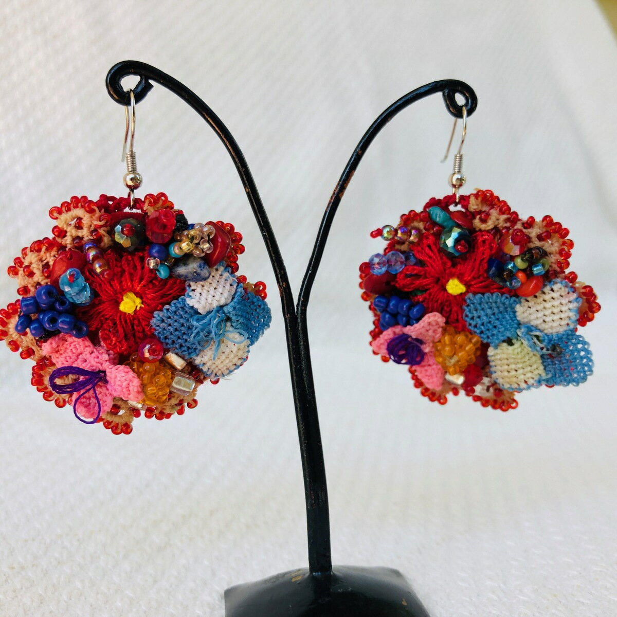 Rakuten - トルコの伝統手工芸品　赤とピンクのお花にブルーのお花が引き立つ　可憐なピアス　 コットン　シルク　刺繍　天然石　ビーズ　1点もの　オリジナル　oya刺繍ピアス　1031　