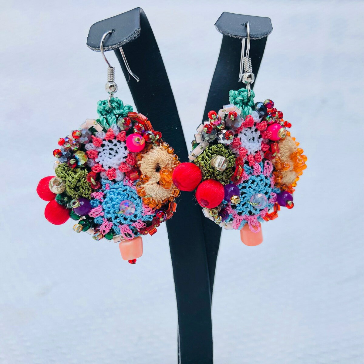 Rakuten - トルコ オヤピアス　爽やかな水色のお花と赤い実がかわいい　1点もの　コットン　シルク　刺繍　天然石　ビーズ　oya刺繍　1083