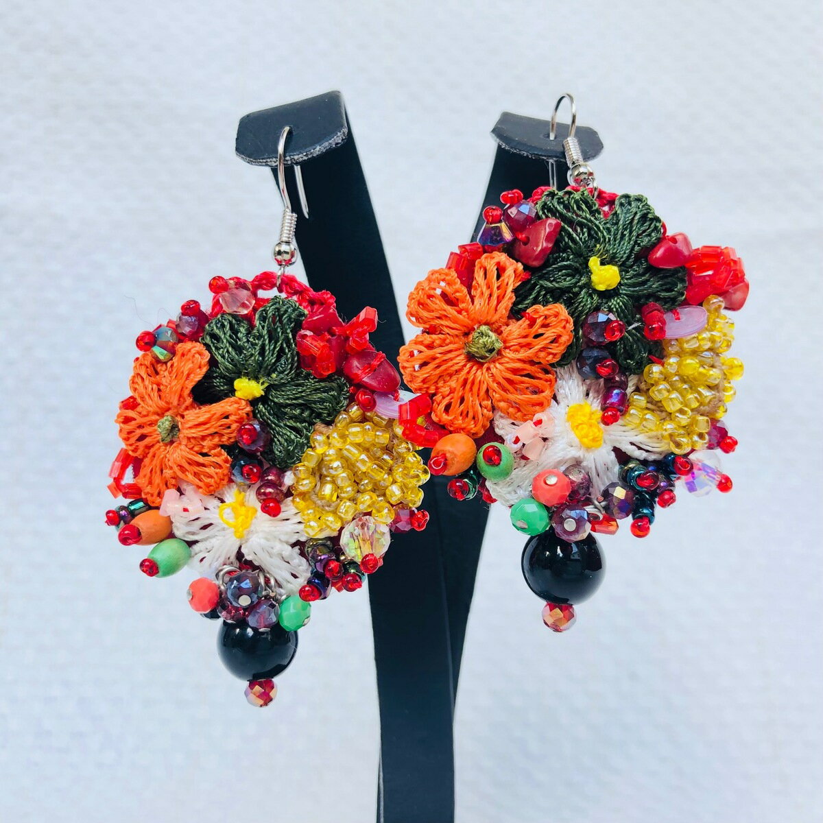 Rakuten - トルコ オヤピアス　オレンジ&グリーンが目を引くお花のブーケ　伝統工芸品　1点もの　コットン　シルク　刺繍　天然石　ビーズ　oya刺繍　1109