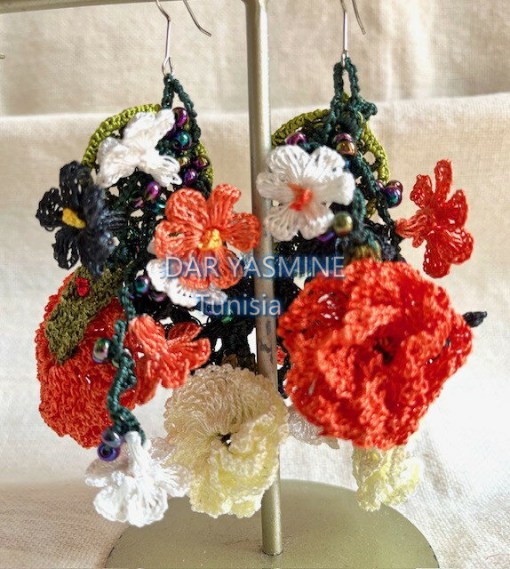 樂天商城 - トルコ伝統工芸　oya刺繍　「太陽の光を浴びたマリーゴールドのオレンジと癒しの天使ラファエルのグリーンの葉っぱ」　大ぶりお花ピアス　おしゃれピアス　パーティー　プレゼント　コットン　シルク　刺繍　　1点もの　オリジナル　oya刺繍　Troya-FLP06