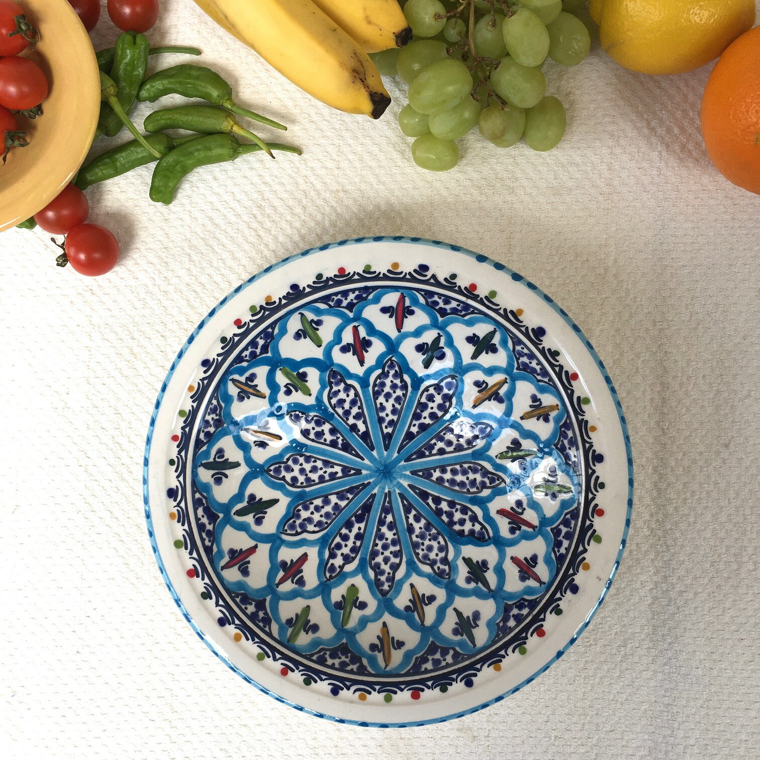 北アフリカ陶器 チュニジアよりアンダルシアスタイルの絵付け万能皿29　直径約22cm　さわやかなブルーが印象的なお皿